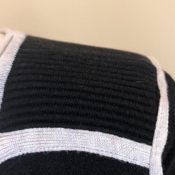 NIC + ZOE Black With Piping Scoop Neck Long Sleeve top/sweater  - Medium - Picture 3 of 6